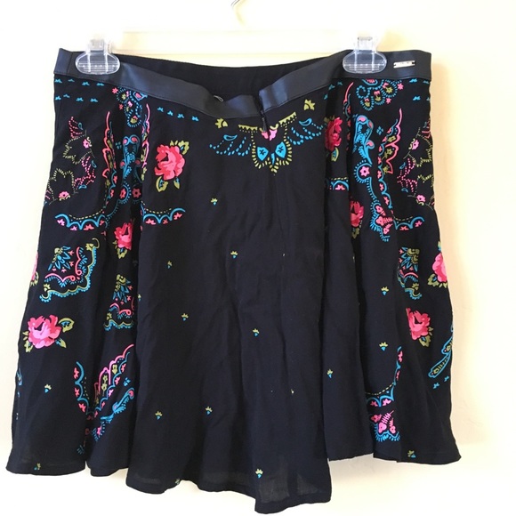 Pretty skirt with pattern - Picture 2 of 3